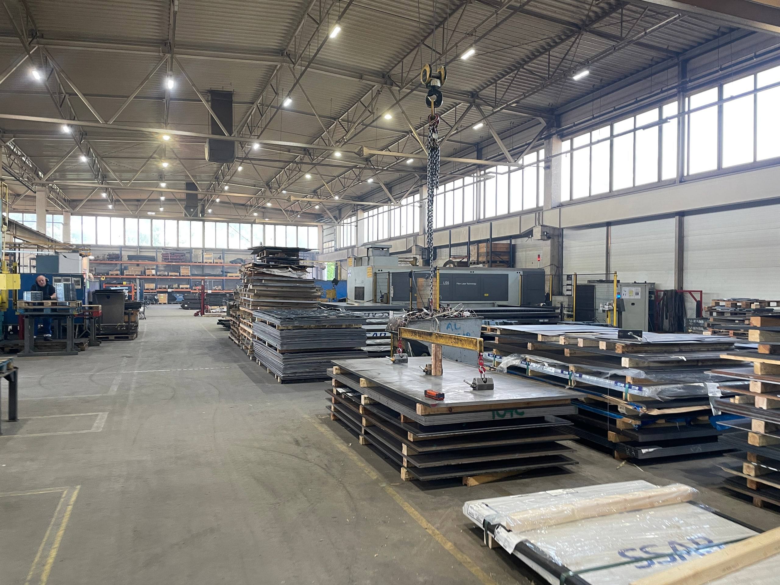 Hala produkcyjna zakładu Progress Engineering z elementami konstrukcji tuneli
